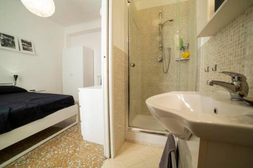 1 cama y baño con lavabo y ducha. en Vatican flat, en Roma