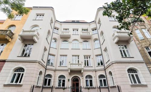 un gran edificio blanco con balcones. en Cozy rooms in Old Town and Wawel en Cracovia