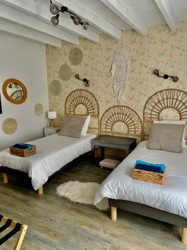 une chambre avec deux lits et une table dans l'établissement MAT TRANG, à Mars-sur-Allier