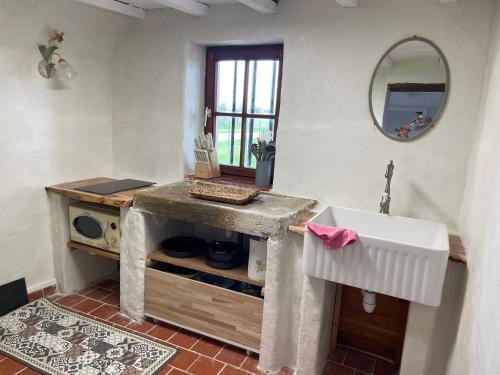 une salle de bain avec un lavabo et un miroir dans l'établissement MAT TRANG, à Mars-sur-Allier