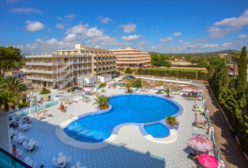 een uitzicht over het zwembad van een resort bij BJ Playa Blanca in Sa Coma
