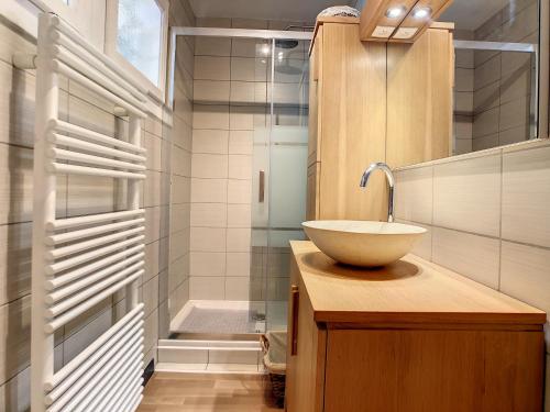 une salle de bain avec un lavabo et une douche dans l'établissement Edelweiss- appartement - 7pers -proche centre, aux Gets