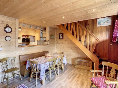 une salle à manger avec une table et des chaises dans l'établissement Edelweiss- appartement - 7pers -proche centre, aux Gets