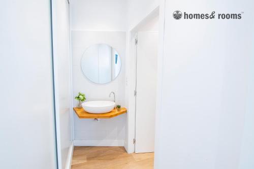 a bathroom with a sink and a mirror at Enorme apartamento con 4 baños in Santiago de Compostela