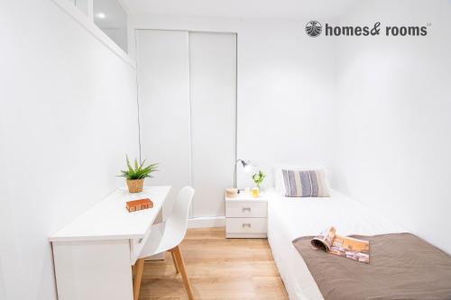 a white room with a desk and a bed at Enorme apartamento con 4 baños in Santiago de Compostela