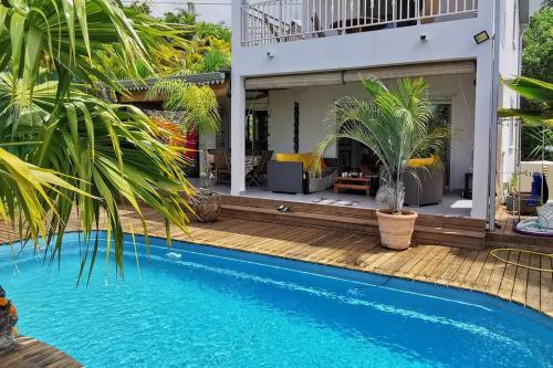 Πισίνα στο ή κοντά στο Villa CAZALINE meublé de tourisme **** piscine privée et vue Océan Indien