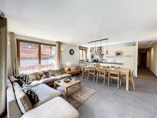un salon avec un canapé et une table dans l'établissement Le K2 1- appartement- 6pers -proche pistes, aux Gets