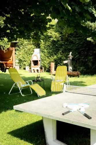 two chairs and a table in a yard with a grill at Der Thomataler Wirt in Thomatal