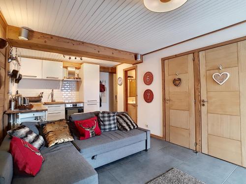 un salon avec un canapé et une cuisine dans l'établissement Montana - appartement - 6pers - proche centre, aux Gets