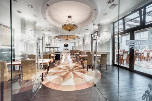 ein Speisesaal mit Tischen und Stühlen in einem Restaurant in der Unterkunft Rezydent Resort in Świnoujście