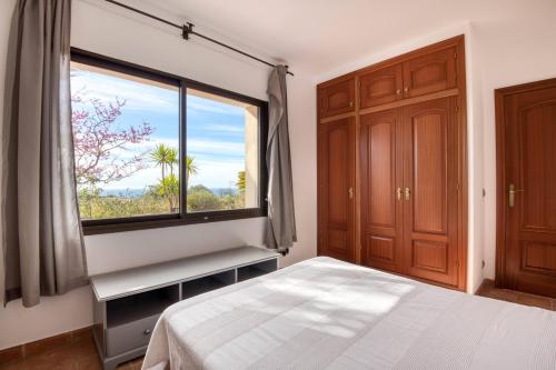 una camera con un letto e una grande finestra di Casa Mas Nou a Platja  d'Aro