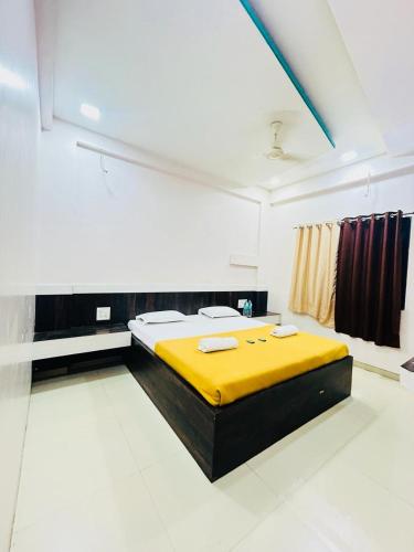 Postel nebo postele na pokoji v ubytování Hotel Sai Nandini