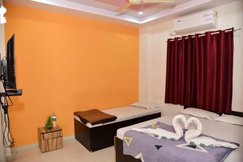 Postel nebo postele na pokoji v ubytování Hotel Sai Nandini