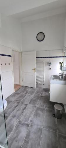 ein großes Bad mit einem Waschbecken und einem Spiegel in der Unterkunft Apartment Feodora in Sassnitz