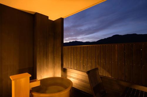 熊野市にある世界遺産リゾート　熊野倶楽部の窓付きの客室で、バスタブが備わります。