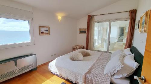 ein Schlafzimmer mit einem Bett und einem großen Fenster in der Unterkunft Apartment Oliva allegra in Split
