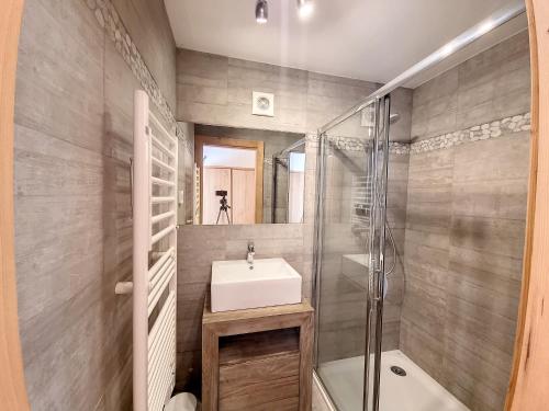 une salle de bain avec un lavabo et une douche dans l'établissement Chalet Framboisiere - 10 pers - proche piste, aux Gets