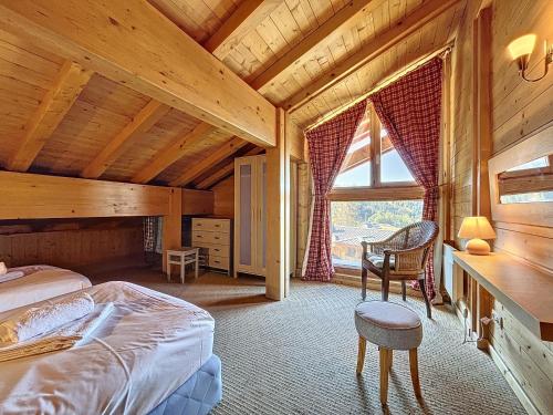 une chambre avec un lit, un bureau et une fenêtre dans l'établissement Chalet 4 Saisons - 10pers - proche piste, aux Gets
