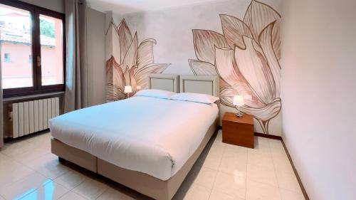 una camera da letto con un letto e un murale floreale sul muro di Int 18 - Suite Lorenzo by Residence San Luca a Bologna