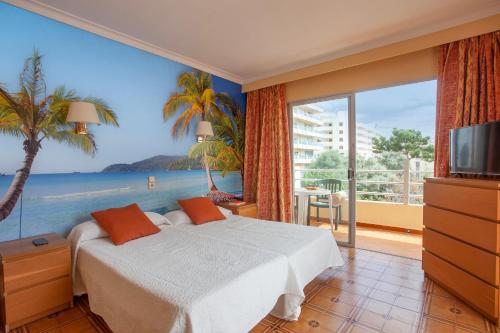 a bedroom with a bed and a view of the ocean at BJ Bei Juan Hostal in S'Illot