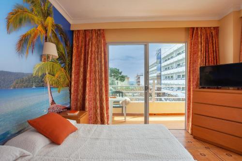 シジョットにあるBJ Bei Juan Hostalのベッドルーム1室(海の景色を望む大きな窓付)