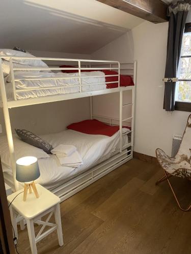 une chambre avec deux lits superposés dans une pièce dans l'établissement Chalet Seven - 8 pers - proche centre, aux Gets