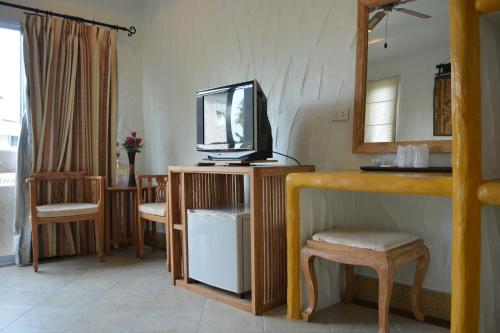 A television and/or entertainment centre at Nirvana Guesthouse & Hostel