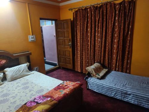 um quarto com uma cama e uma porta com uma janela em Khushboo guesthouse em Srinagar