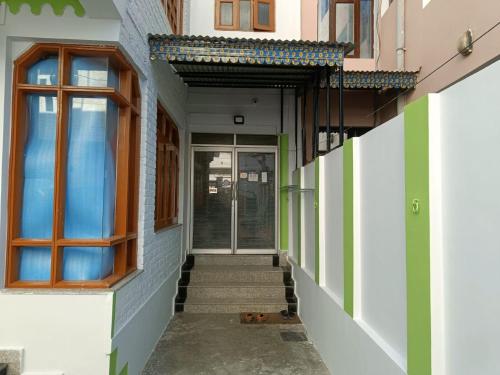 pasillo de un edificio con puerta y escaleras en Khushboo guesthouse, en Srinagar