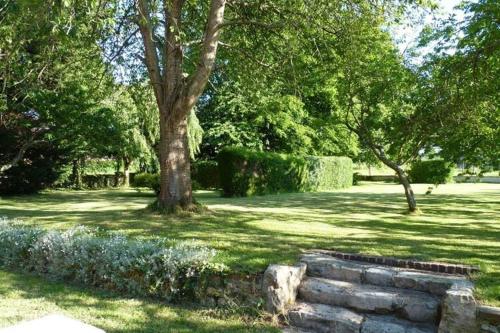 ein Park mit einem Baum und Treppen im Gras in der Unterkunft Semi detached house Rieux in Rieux