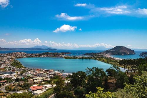 vista su una città e su una cassa d'acqua di Home Sweet Home a Bacoli