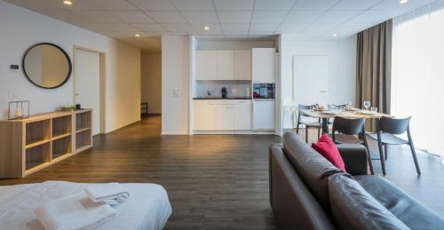 Los Lorentes Hotel Bern Airportにあるキッチンまたは簡易キッチン