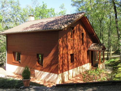 スイヤックにあるChalet in the woods of beautiful Dordogne valleyの小木造家屋