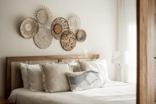 a bedroom with a bed with hats on the wall at Cofresi Hills Residence in Gurapito