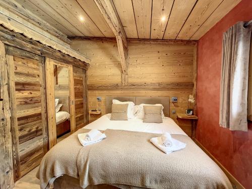 1 dormitorio con 1 cama en una cabaña de madera en Chez Louis-appartement-8pers-proche piste, en Les Gets