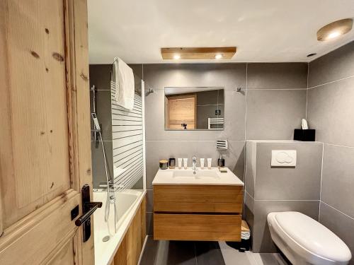 une salle de bain avec un lavabo, des toilettes et une baignoire dans l'établissement Chez Louis-appartement-8pers-proche piste, aux Gets