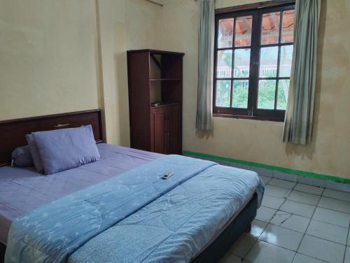 1 dormitorio con cama y ventana en Hotel Lippo Carita bay Wanda01 en Carita