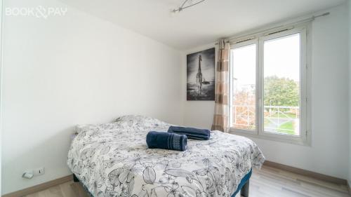 una camera con letto e finestra di Appartement 60m² à 20 min de Paris a Romainville