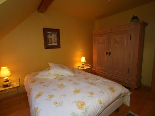 um quarto com uma cama, 2 candeeiros e um armário em Holiday flat on small holiday farm with indoor pool many activities Kindwiller em Pfaffenhoffen