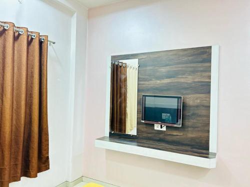 TV a/nebo společenská místnost v ubytování Hotel Sai Nandini