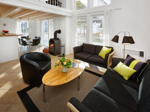 Sala de estar con 2 sofás y mesa de centro en Holiday homes in the Bad Saarow Castle Park Bad Saarow en Bad Saarow-Pieskow