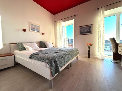 ein Schlafzimmer mit einem Bett und einem großen Fenster in der Unterkunft Apartment Beti in Lopud Island