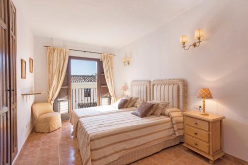 - une chambre avec un lit, une chaise et une fenêtre dans l'établissement Large townhouse Marbella golden mile, à Marbella