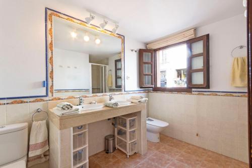 La salle de bains est pourvue d'un lavabo, de toilettes et d'un miroir. dans l'établissement Large townhouse Marbella golden mile, à Marbella