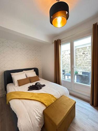 une chambre avec un grand lit et une fenêtre dans l'établissement Chic in Paris - Oberkampf, à Paris