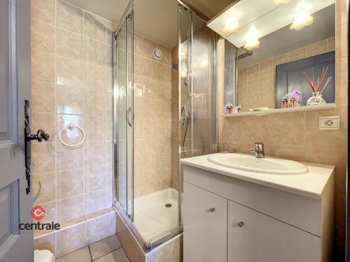 une salle de bain avec un lavabo et une douche dans l'établissement Clos 11 - appartement - 8 pers - proche centre, aux Gets