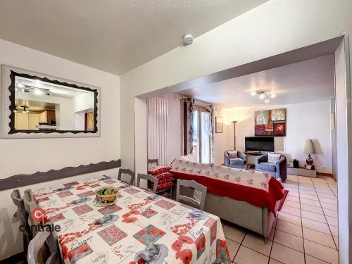 une chambre avec un lit et un salon dans l'établissement Clos 11 - appartement - 8 pers - proche centre, aux Gets