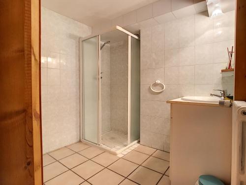 une salle de bain avec douche et lavabo dans l'établissement Clos 22 - appartement - 10 pers - proche centre, aux Gets