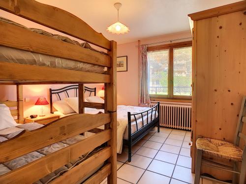 une chambre avec deux lits superposés dans une pièce dans l'établissement Clos 22 - appartement - 10 pers - proche centre, aux Gets