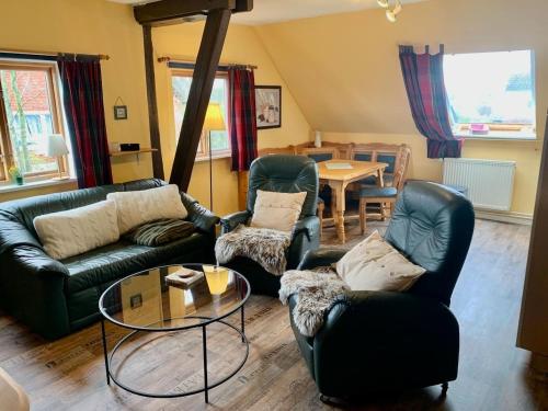 a living room with a couch and chairs and a table at Haus Wildgans Ferienwohnung Rose in Behrensdorf